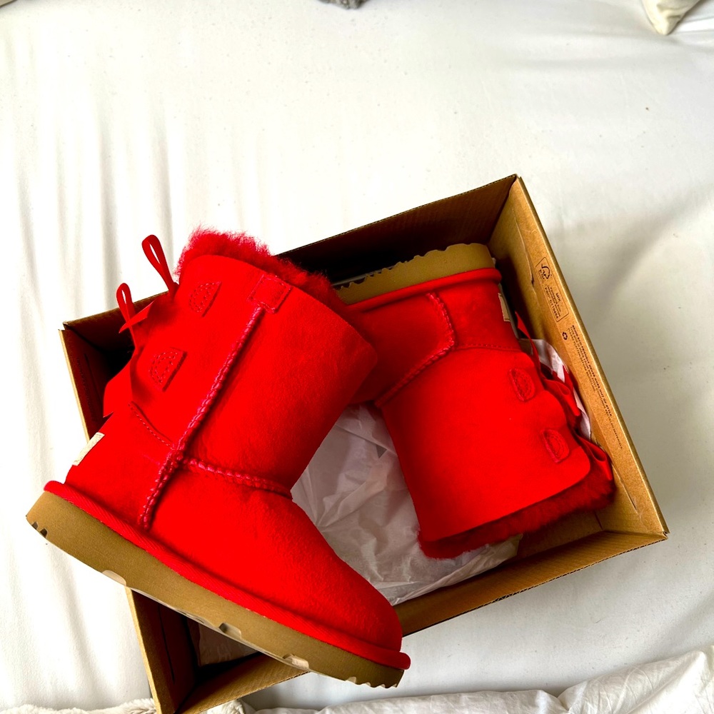 Girls UGG boots Never Worn, Size 9